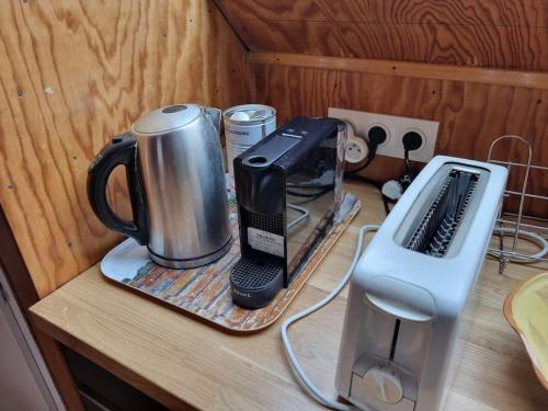 a kitchen counter with a coffee maker and a coffeemaker at Chalet climatisé grande terrasse parking privé in Coublevie