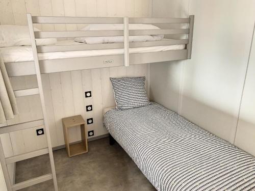 - 2 lits superposés dans une petite chambre avec une échelle dans l'établissement Chalet haut de gamme - 6 pers - Piscine chauffée - Proche plage - Jullouville - FR-1-361-518, à Jullouville