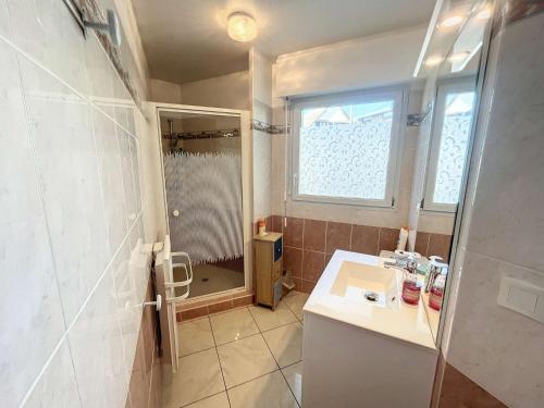 une salle de bain avec une douche, un lavabo et un miroir dans l'établissement Appartement cosy à Granville, proche plage pour 2 personnes avec WiFi et parking - FR-1-361-517, à Granville