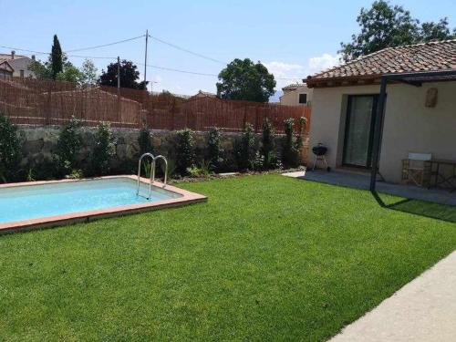 un patio con piscina y una casa en La Alberca 2 Casa para parejas con piscina, en Tenzuela