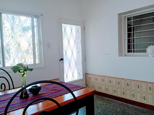 Zimmer mit einem Tisch, einem Stuhl und 2 Fenstern in der Unterkunft Casa Antigua 'LEON' in Mendoza