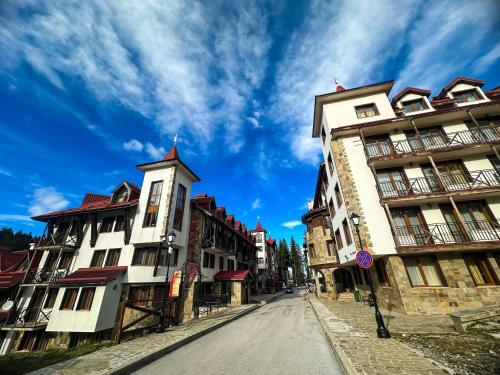 una calle vacía en una ciudad con edificios altos en Castle Romance - Pamporovo, en Pamporovo