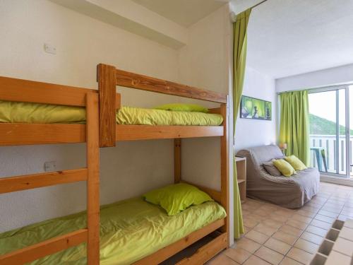 - une chambre avec 3 lits superposés dans l'établissement Charmant T2 avec balcon, coin nuit, kitchenette équipée et accès direct aux activités de montagne. - FR-1-400-120, à Eaux-Bonnes