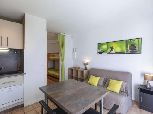 un salon avec un canapé et une table dans l'établissement Charmant T2 avec balcon, coin nuit, kitchenette équipée et accès direct aux activités de montagne. - FR-1-400-120, à Eaux-Bonnes