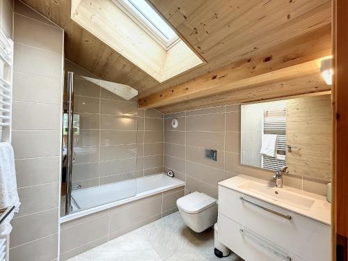 une salle de bain avec toilettes, baignoire et lavabo dans l'établissement Appartement neuf avec vue Mont Blanc, parking et wifi à Combloux - FR-1-560-113, à Combloux
