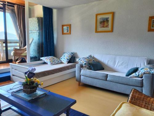 Studio Villard-de-Lans, 1 pièce, 5 personnes - FR-1-761-24 في فيلارد دي لانس: غرفة معيشة مع أريكة وطاولة