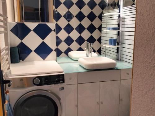 une salle de bain avec un lavabo et une machine à laver dans l'établissement Studio cosy avec balcon, idéal ski et randos - 4/5 pers., tout équipé, non fumeurs - FR-1-761-24, à Villard-de-Lans