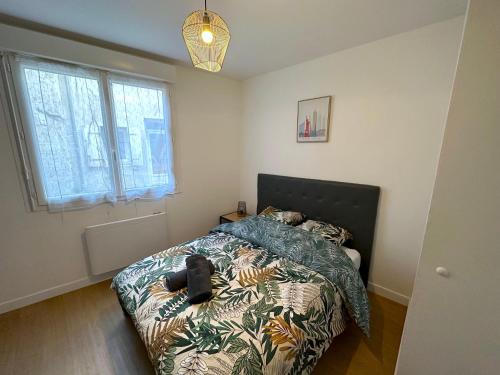 ein Schlafzimmer mit einem Hund, der auf einem Bett liegt in der Unterkunft ღ Hubble • Au cœur de Saintes, Spacieux & Wifi in Saintes