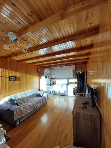 un salon avec un canapé et une table dans l'établissement haute montage station Orcières merlette draps-ménage en supp sur demande, à Orcières