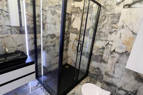La salle de bains est pourvue d'une douche, de toilettes et d'un lavabo. dans l'établissement New flat next to Aleje Jerozolimskie station #2, à Varsovie