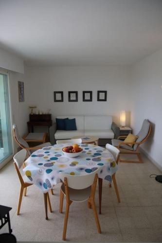 un salon avec une table, des chaises et un canapé dans l'établissement Spacious apartment with balcony and sea view, à Antibes