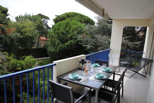 une table et des chaises sur un balcon avec vue dans l'établissement Spacious apartment with balcony and sea view, à Antibes