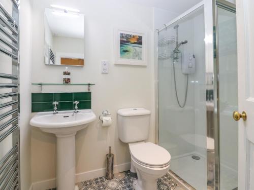uma casa de banho com um WC, um lavatório e um chuveiro em Middle Cottage - Tarvit em Cupar