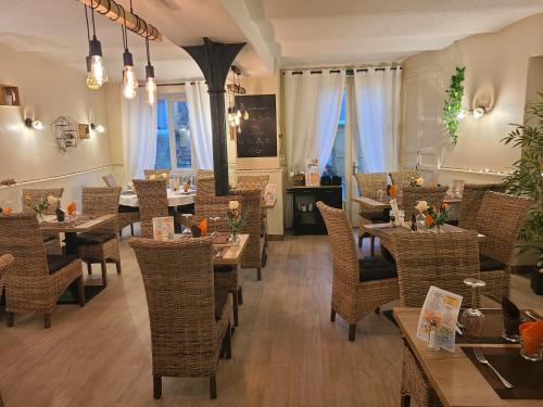 ValvignèresにあるAuberge de l Helvie chez Coco & Ricouのテーブルと椅子が備わるレストラン