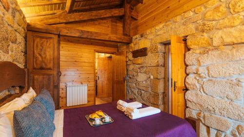 een kleine kamer met een tafel in een stenen muur bij Casa do Guardião do Castelo in Arnoia