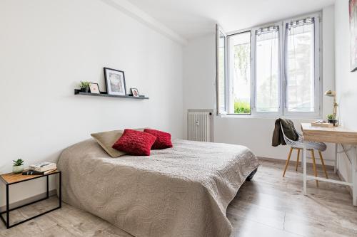 um quarto branco com uma cama e uma secretária em Le Steel-Appart Cosy tout neuf-WIFI-NETFLIX em Terrenoire