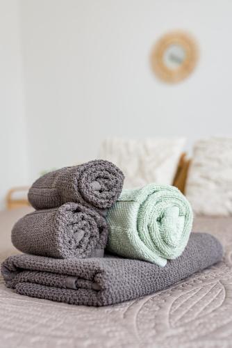 une pile de serviettes posée sur un lit dans l'établissement Le Steel-Appart Cosy-Parking-WIFI-NETFLIX, à Terrenoire