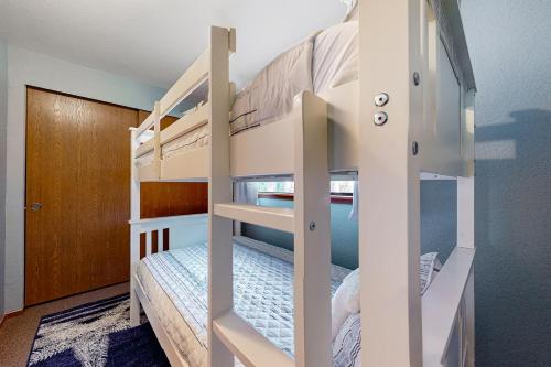 a bedroom with bunk beds in a house at Tahlequah Inn in Grapeview