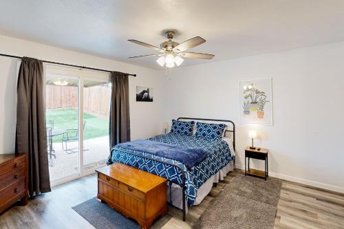 1 dormitorio con 1 cama y ventilador de techo en Warm Rays by Lewisville Lake, en The Colony