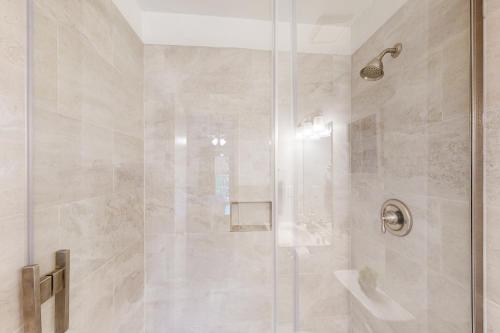 baño con ducha y puerta de cristal en Warm Rays by Lewisville Lake, en The Colony