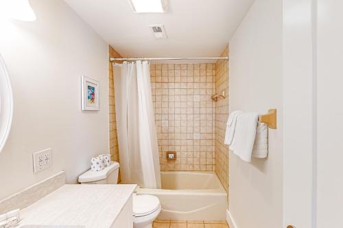 La salle de bains est pourvue d'une baignoire, de toilettes et d'un lavabo. dans l'établissement Sea Pointe on the Canal, à Key Colony Beach