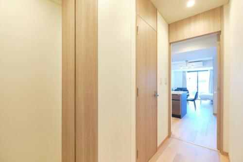 un pasillo con una puerta que conduce a una sala de estar en Modelo Sangenjaya - Vacation STAY 15700, en Tokio