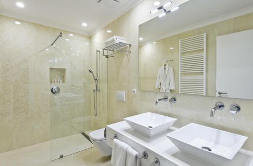 Ванная комната в Adele Boutique Hotel