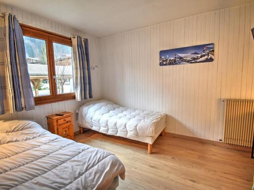 une chambre avec un lit et une fenêtre dans l'établissement Superbe appart rénové au centre de Morzine avec balcon, WIFI et parking - FR-1-524-90, à Morzine
