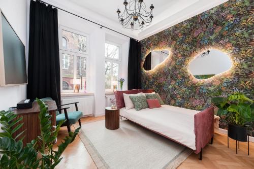 - un salon avec un canapé et un mur fleuri dans l'établissement Flora Design Old Town- Free Parking, à Cracovie