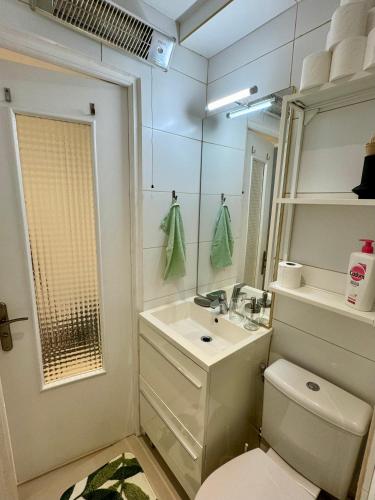 une salle de bain avec toilettes, lavabo et miroir dans l'établissement Joli Studio - Nice, à Nice