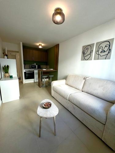 un salon avec un canapé et une table dans l'établissement Joli Studio - Nice, à Nice