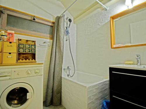 une salle de bain avec un lave-linge et une baignoire dans l'établissement Charmant appt 2 chambres Morzine avec balcon, parking et Netflix - FR-1-524-97, à Morzine