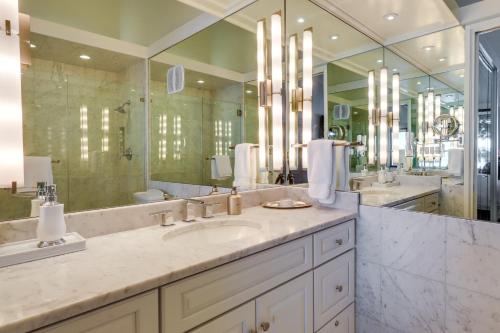 Ένα μπάνιο στο Lake Tahoe Gem with Furnished Deck and Water Views!