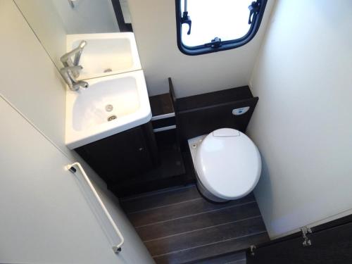 een kleine badkamer met een wastafel en een toilet bij RollerTeam Zafiro 685 - 5 Berth Motorhome in Kirton