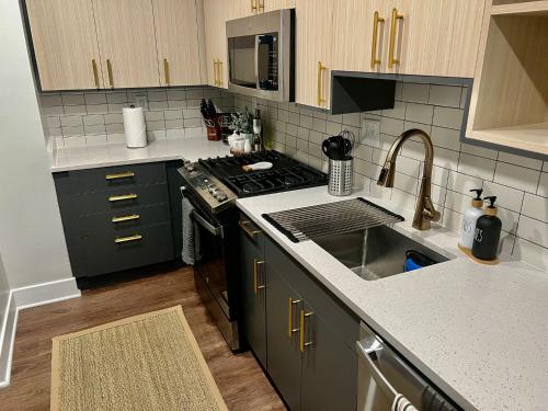 Kitchen o kitchenette sa Comfy Getaway by DC,Metro,Airport