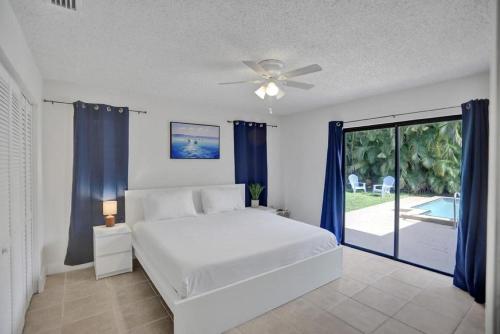 Ένα ή περισσότερα κρεβάτια σε δωμάτιο στο Pool Game Room 3Bd Delray Beach Home 10 guests