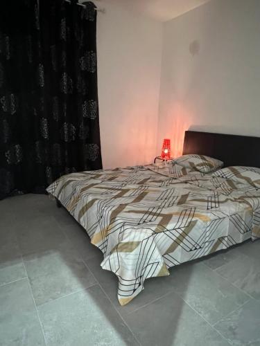 1 dormitorio con 1 cama con lámpara. en CÔTÉ D’AZUR TOULON, en Toulon