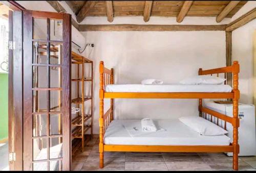 ウバトゥバにあるPrumirim Surf Suítes Hotel Ubatubaの二段ベッド2組が備わる客室です。