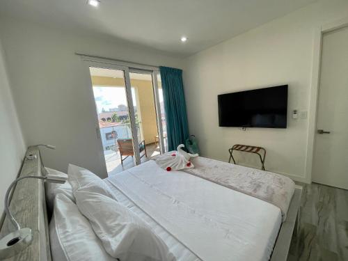 The Cove - Condo Hotel - Palm Beach Stripにあるベッド