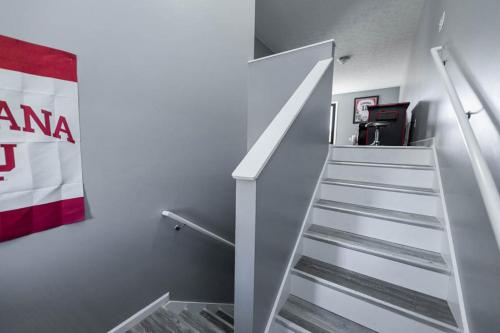 Gambar di galeri bagi Hoosier Dugout Den di Bloomington