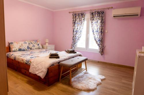 Habitación pequeña con cama y ventana en Dream House, en Xanthi