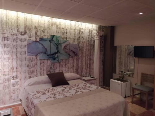 a bedroom with a bed and a wall with flowers at Hostal Happystay in Valencia