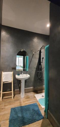 La salle de bains est pourvue d'un lavabo et d'un miroir. dans l'établissement Maison Mamdy, à Marrakech