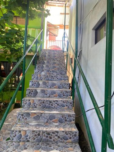 un escalier en pierre menant à un bâtiment dans l'établissement Legoon View, à Tortuguero