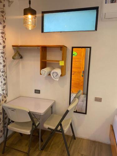 Zimmer mit einem Tisch, Stühlen und einem Fenster in der Unterkunft Legoon View in Tortuguero