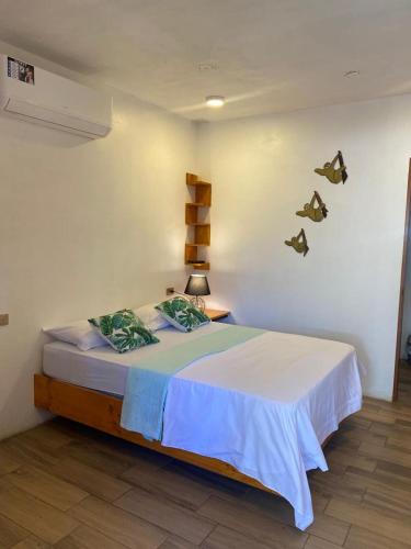 um quarto com uma cama num quarto em Legoon View em Tortuguero