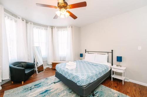 ピッツバーグにあるPittsburgh's Sports Suite- FREE driveway Parkingのベッドと天井扇風機のある寝室