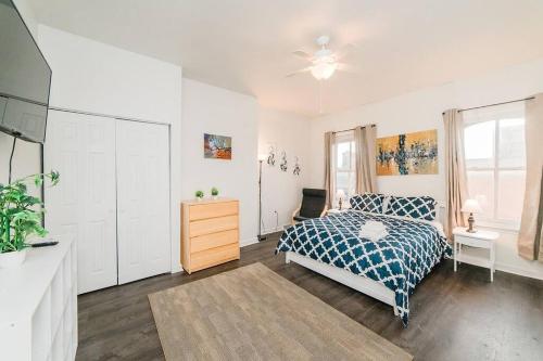 een slaapkamer met een bed, een dressoir en een raam bij Off-Street Parking - Washer & Dryer - GroupStay in Pittsburgh