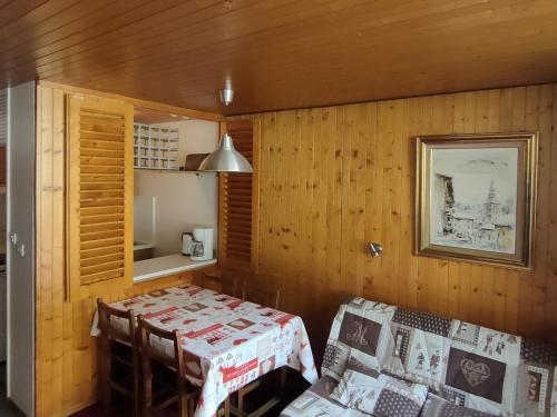 - une salle à manger avec une table dans une pièce en bois dans l'établissement Centre village, près de l'espace aquatique - 2 pièces, 6 pers - FR-1-459-198, à La Clusaz