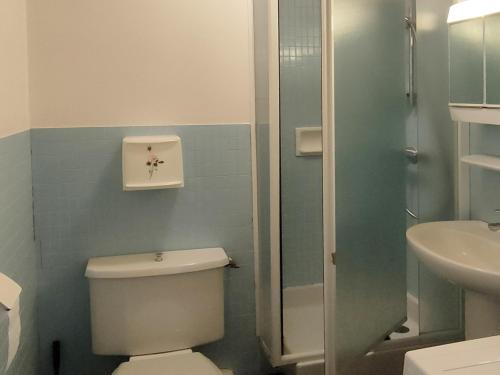 La salle de bains est pourvue de toilettes et d'un lavabo. dans l'établissement Appartement La Clusaz, 2 pièces, 4 personnes - FR-1-459-198, à La Clusaz